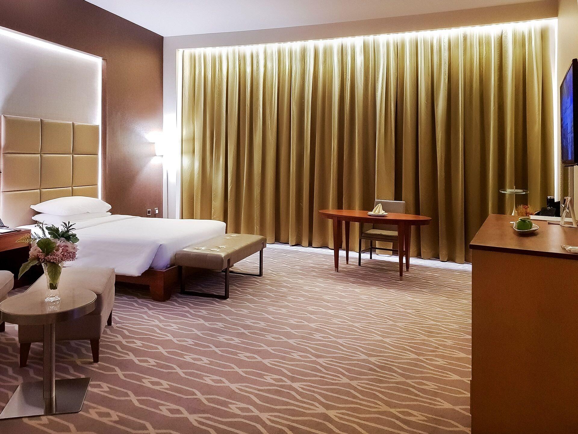 Millennium Hail Hotel Exterior photo A room at the hotel